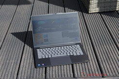 A Lenovo ThinkBook 14x kültéri használata napos időben