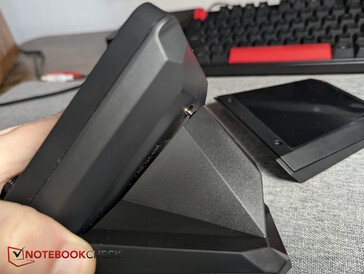 Csatlakoztassa az XLR dokkolót az USB-C porthoz, majd húzza meg a csavarokat