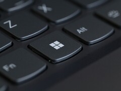 A Windows-billentyű közelképe egy fekete laptop billentyűzetén