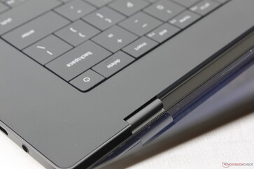 A zsanér merevsége tisztességes, egy kicsit billegő, amikor a szögeket beállítja