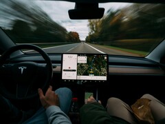 Egy Tesla szélvédő (Kép forrása: My Auto Glass)