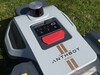 A robotfűnyíró tetején található vezérlőegység