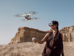 Az Antigravity A1 repülése a Grip Controllerrel és a Vision szemüveggel. (Kép forrása: Insta360)