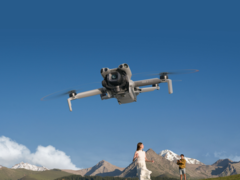 A DJI Mini 5 Pro (a képen) előlapi LiDAR-ral, halszemkamerákkal, binokuláris érzékelőkkel és egy alsó infravörös érzékelővel rendelkezik. (Kép forrása: DJI)