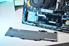 Lenovo ThinkPad T14 Gen 7: Az akkumulátor eltávolítása