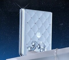 A Motorola Razr 60 Swarovski Limited Edition a kristályok miatt többe kerülhet, mint a normál változat. (Kép forrása: Motorola)