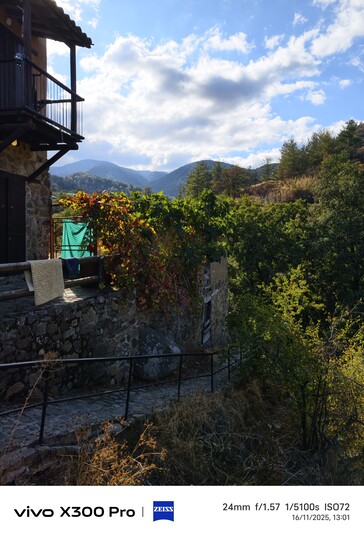 Vivo X300 Pro 24 mm Nyers megvilágítás.