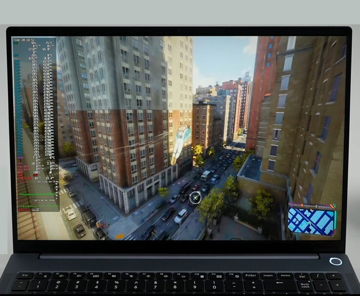 AIM MAX+ laptop, amelyen a Spider-Man 2 fut a Bazzite-on, a képernyőn megjelenő részletes rendszerteljesítmény-statisztikákkal, beleértve a CPU, GPU és RAM használatot. (Kép forrása: ETA PRIME)