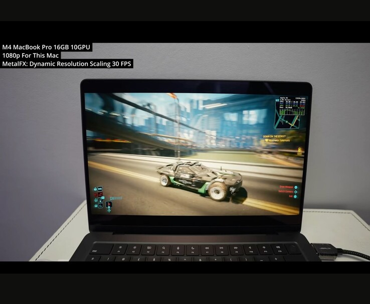 Cyberpunk 2077 fut egy M4 MacBook Pro-n (16 GB, 10 magos GPU) 1080p-n a MetalFX Dynamic Resolution Scaling használatával. A játék stabilan 30 FPS-t tart ebben a konfigurációban, ahogy azt Andrew Tsai tesztelte. (Kép forrása: Andrew Tsai / YouTube)