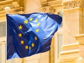 Az EU zászlaja lobog egy történelmi épület előtt