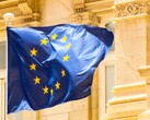 Az EU zászlaja lobog egy történelmi épület előtt