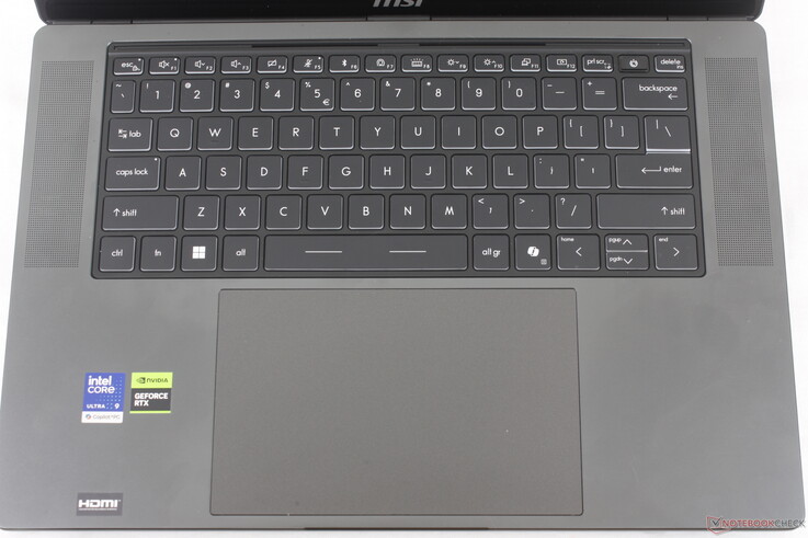 A Clickpad mérete jelentősen megnőtt: a 2023-as Stealth 16 13,1 x 8,2 cm-es méretéről a legújabb változatban 16,1 x 10 cm-re.