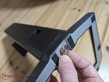 Rögzítse a beépített hüvelykujjas csavarral