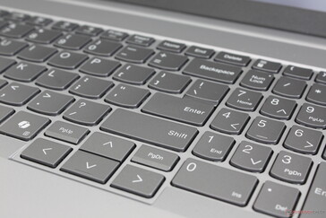 A NumPad és a nyílbillentyűk kisebbek és szűkebbek, mint a QWERTY billentyűk