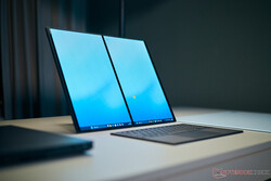 Ha így használjuk (asztali üzemmódban, ahogy mi hívjuk), az új gép érezhetően stabilabb.