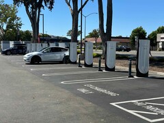 A képen egy Tesla Supercharger állomás. az ellenőrzött állomások 60%-a Tesla-állomás volt (Kép forrása: Tesla Charging via X)