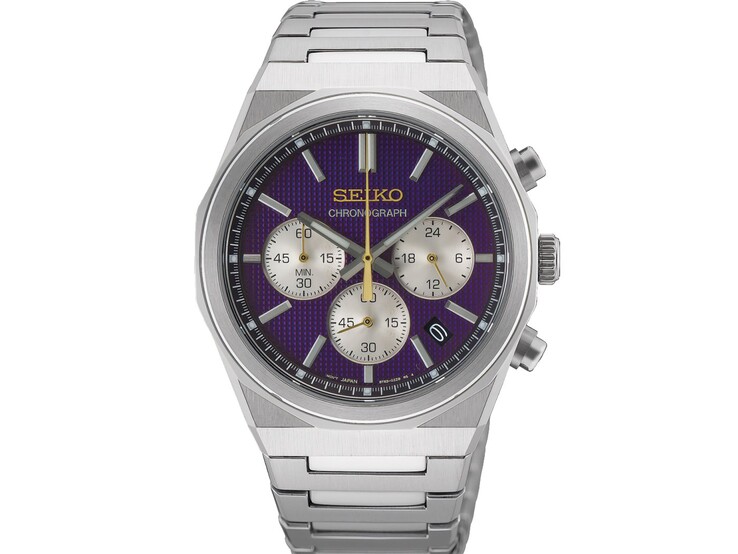 A Seiko 145. évfordulójára készült HGK003 kronográf óra elölnézete, amelyen látható a texturált lila számlap, a kontrasztos ezüst színű kis számlapok, az arany logó és a másodpercmutató, valamint a csiszolt rozsdamentes acél tok és karkötő, egyszerű fehér háttér előtt.