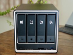 Az Ugreen NASync DXP4800 GT új fekete-arany színű házzal rendelkezik