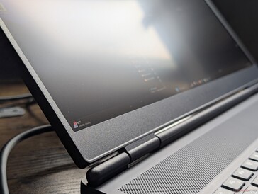Nincsenek edge-to-edge üveg, OLED vagy érintőképernyő opciók. A G-Sync alapfelszereltség