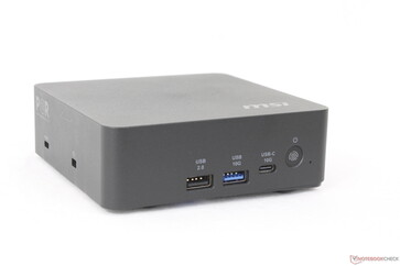 Elöl: USB-A 2.0, USB-A (10 Gbps), USB-C (10 Gbps), ujjlenyomat-érzékeny bekapcsológomb