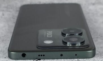 a készülékház teteje (3,5 mm-es fejhallgató-csatlakozó, hangszóró, IR-blaster, mikrofon)