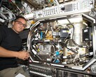 Joe Acaba, a NASA űrhajósa a kriogén üzemanyagtartályok nyomásszabályozásának teszteléséhez szükséges hardvert szereli (Kép forrása: NASA; vágott kép)