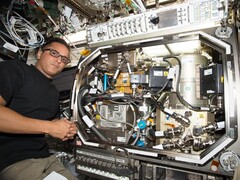 Joe Acaba, a NASA űrhajósa a kriogén üzemanyagtartályok nyomásszabályozásának teszteléséhez szükséges hardvert szereli (Kép forrása: NASA; vágott kép)