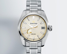 A Grand Seiko SBGA519 egy gradiens háttér előtt.