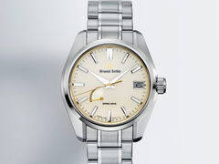 A Grand Seiko SBGA519 egy gradiens háttér előtt.