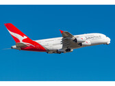 Egy fénykép egy Qantas repülőgépről, amely mélykék égbolton repül. (Kép: Vismay Bhadra/Wikimedia Commons)