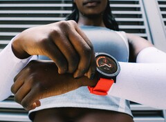 A CMF Watch 3 Pro feltűnő, kerek kialakítású, opcionálisan narancssárga szíjjal is kapható. (Kép forrása: Nothing)