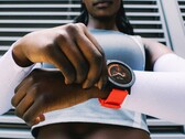 A CMF Watch 3 Pro feltűnő, kerek kialakítású, opcionálisan narancssárga szíjjal is kapható. (Kép forrása: Nothing)