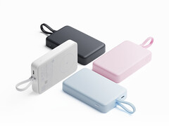 A nem Qi2.2-es powerbank négy színben kapható (a képen látható).