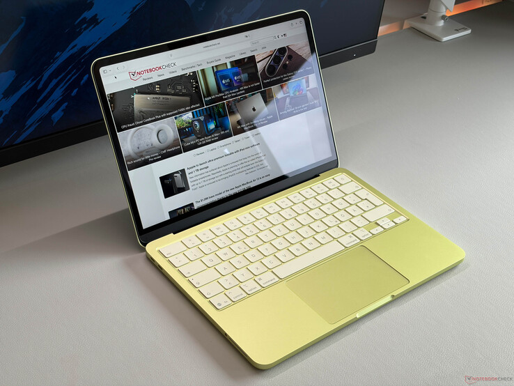 A MacBook Neo ára diákok számára 599/499 dollárról indul.