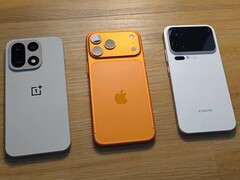 OnePlus 15, iPhone 17 Pro Max és Xiaomi 17 Pro Max egymás mellett a hátsó kamerák bemutatása. (Kép forrása: TechDroider via YouTube)