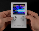Az Ayaneo Pocket Vert négy gombos Game Boy elrendezéssel, kettős érintőpaddal, vállgombokkal, egy harci játékhoz illő D-Paddel és erős belső egységekkel büszkélkedhet. (Képhitel: ETA PRIME)