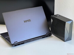 XMG Neo 16 E25 Oasis vízhűtéssel. (Kép forrása: Notebookcheck)