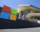 Microsoft felirat áll a vállalati kampusz épülete előtt