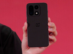 A OnePlus 15 (a képen) az egyik a sok zászlóshajó telefonok, hogy bemutatták az eseményen (Kép forrása: Qualcomm)