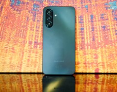 A Samsung nem sok energiát fektetett a hátlap kialakításába. De a Galaxy A17 4G más területeken mindenképpen lenyűgöző. (Kép forrása: Notebookcheck)