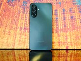 A Samsung nem sok energiát fektetett a hátlap kialakításába. De a Galaxy A17 4G más területeken mindenképpen lenyűgöző. (Kép forrása: Notebookcheck)
