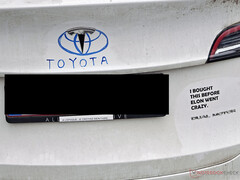 Tesla Model Y, Elon-ellenes matricákkal. (Kép forrása: Notebookcheck)