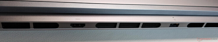 Hátul: HDMI 2.1, tápellátás