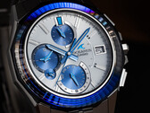 A Casio OCW-S6000PB-7AJF (a képen) zafír keretet tartalmaz, amely felül 24, oldalt pedig 48 fazettával van vágva. (Kép forrása: Casio)