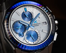A Casio OCW-S6000PB-7AJF (a képen) zafír keretet tartalmaz, amely felül 24, oldalt pedig 48 fazettával van vágva. (Kép forrása: Casio)