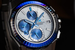A Casio OCW-S6000PB-7AJF (a képen) zafír keretet tartalmaz, amely felül 24, oldalt pedig 48 fazettával van vágva. (Kép forrása: Casio)