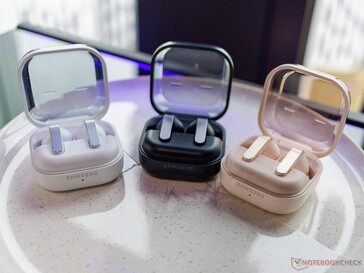 Matt fekete és fehér színváltozatok az exkluzív rózsaszín színváltozat mellett