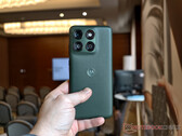 Az Edge 70 Plus a Snapdragon 7s Gen 3 processzorral működik. A képen: a telefon Mountain View színváltozata.