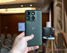 Az Edge 70 Plus a Snapdragon 7s Gen 3 processzorral működik. A képen: a telefon Mountain View színváltozata.