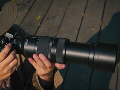 A LUMIX S 100-500mm f5-7.1 (a képen) a Panasonic L-bajonettes objektívjei közül a leghosszabb zoomtartományú. (Kép forrása: Panasonic)